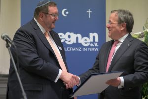 Auszeichnung von Ministerpräsident Armin Laschet (re) durch Abraham Lehrer (li).